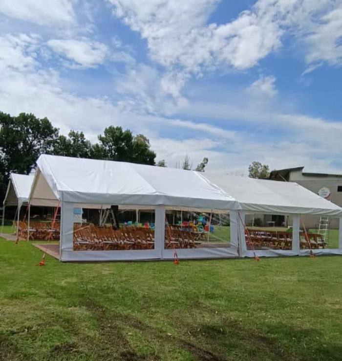 Carpa armada para un evento, vista completa de la estructura