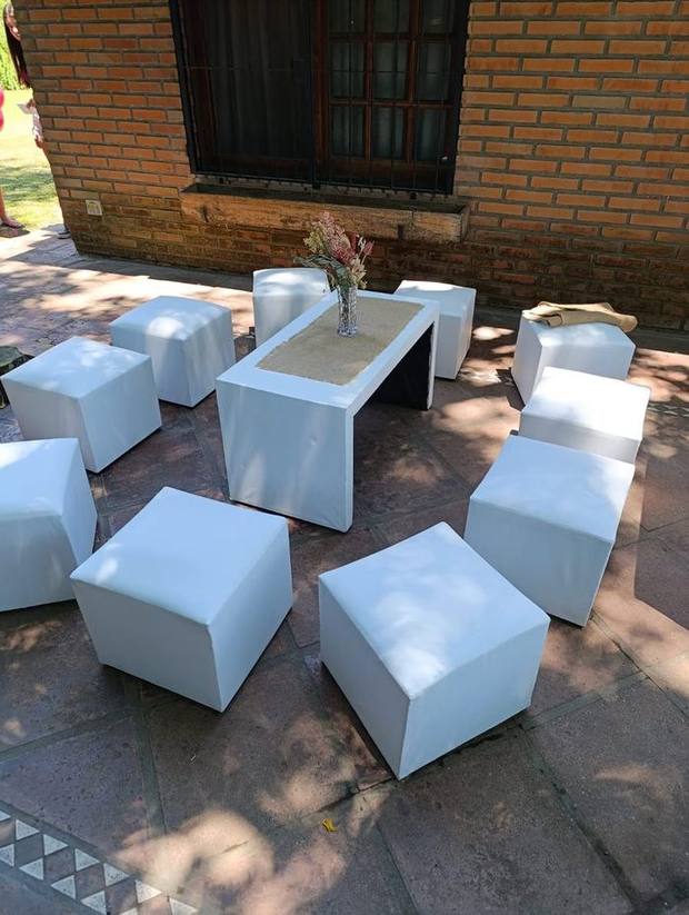 Set de pufs y living armado en un evento